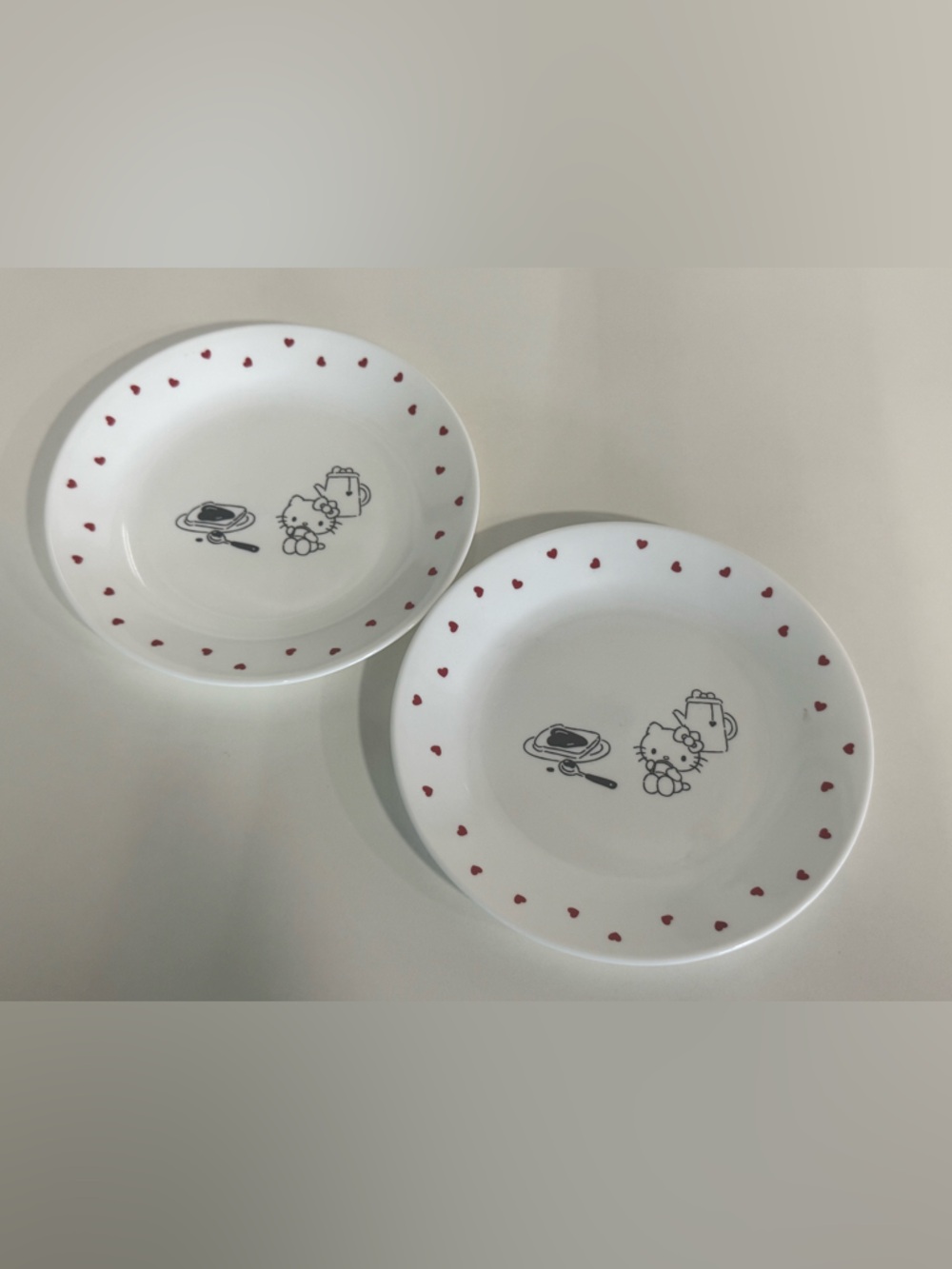 2 CT LOT NOS Corelle Hello Kitty Piece Salad / Dinnerware Plate 8.5” W Red Heart